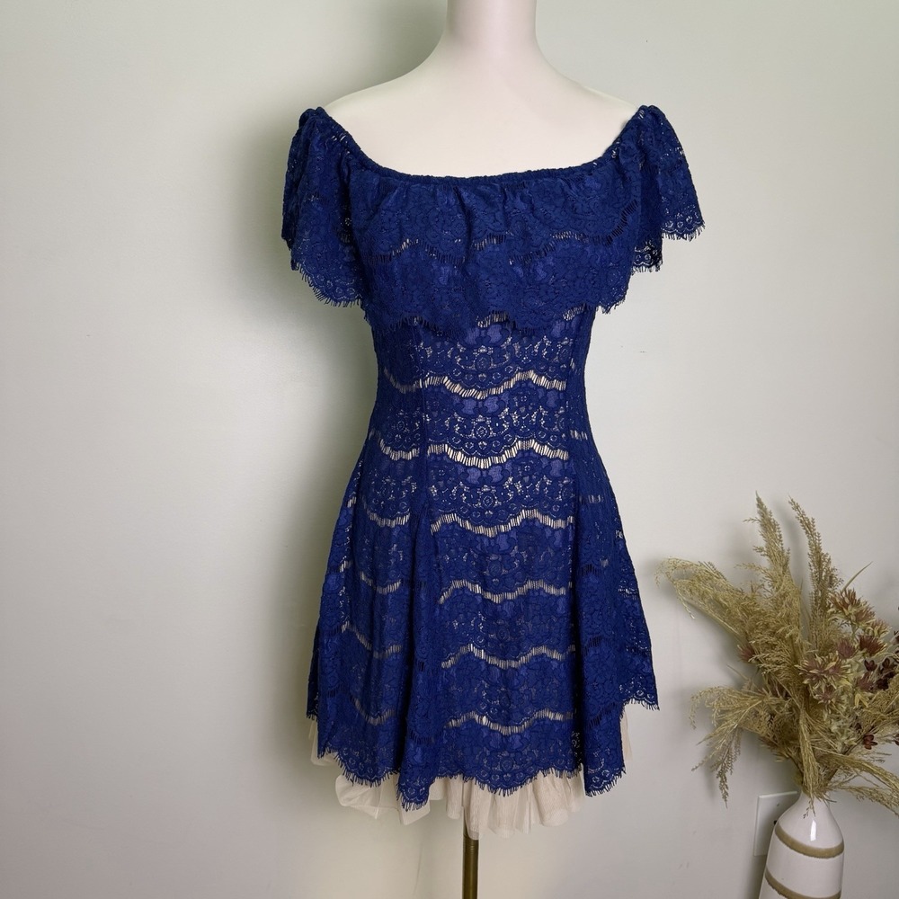 NWT Francescas Dress Size M Navy Lace Off the Shoulder
